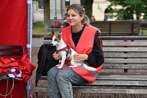 Юные представители Красного Креста раздавали информационный материал. - Sputnik Литва