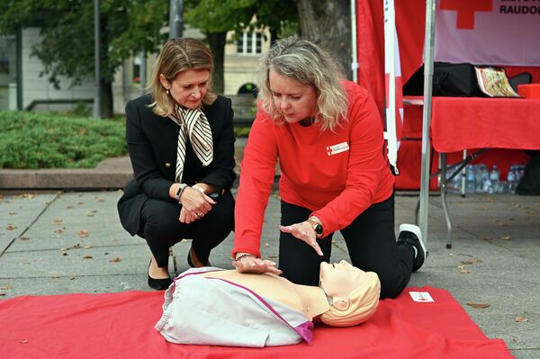 На фото: участники акции Красного Креста в Вильнюсе. - Sputnik Литва