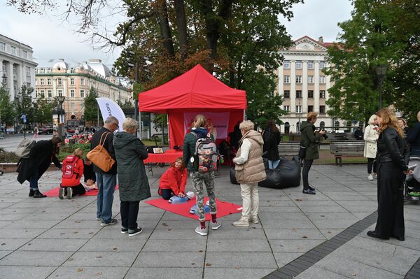 Во время мероприятия активисты демонстрировали правила оказания первой неотложной помощи всем желающим. - Sputnik Литва