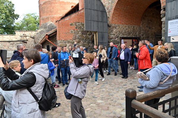 Туристы и гости из близлежащих мест приехали полюбоваться красотами средневекового замка-музея. - Sputnik Литва