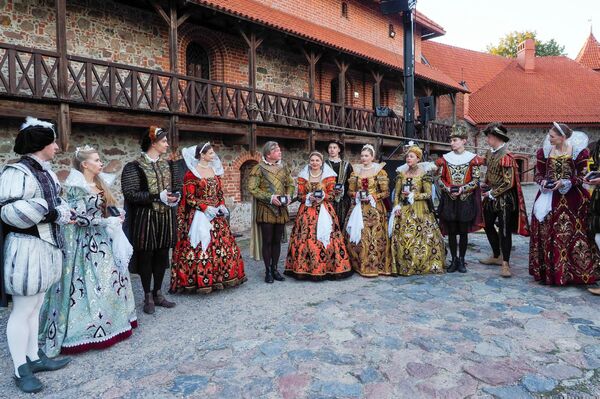 Многочисленных посетителей Тракайского замка встречали средневековые персонажи. - Sputnik Литва