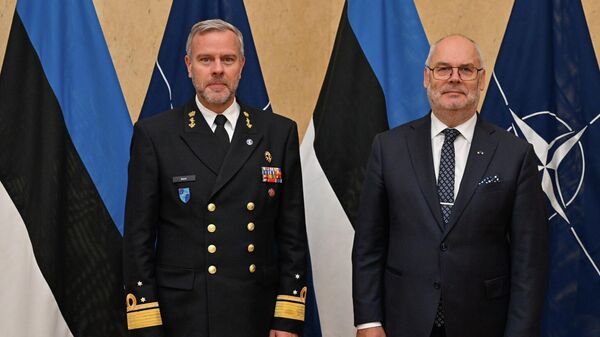 Президент Эстонии Алар Карис с главой военного комитета НАТО адмиралом Робом Бауэром - Sputnik Литва