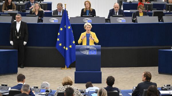 Президент Европейской комиссии Урсула фон дер Ляйен во время выступления в рамках пленарного заседания Европейского парламента в Страсбурге - Sputnik Литва
