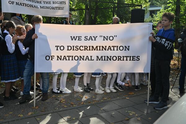 Надпись на плакате: &quot;Мы говорим &quot;нет&quot; дискриминации нацменьшинств&quot;. - Sputnik Литва