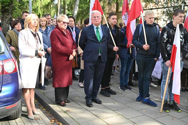 В митинге также приняла участие парламентарий Рита Тамашунене (крайняя слева). - Sputnik Литва