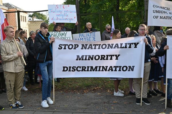 Надпись на плакате:  &quot;Остановите дискриминацию нацменьшинств&quot;. - Sputnik Литва