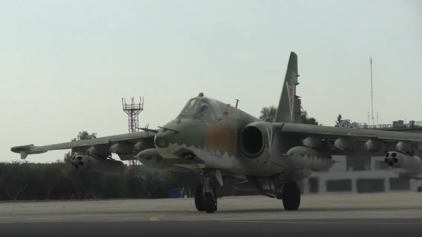 Минобороны опубликовало кадры работы штурмовиков Су-25 на Украине - Sputnik Литва