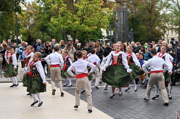 Традиционно &quot;Ярмарка народов&quot; удивляла гостей концертами и мероприятиями для всей семьи. - Sputnik Литва