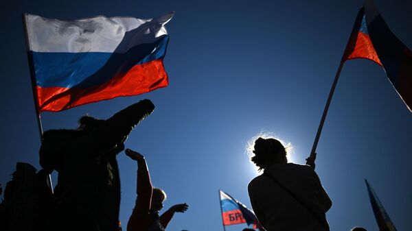 Люди с флагами России, архивное фото - Sputnik Литва