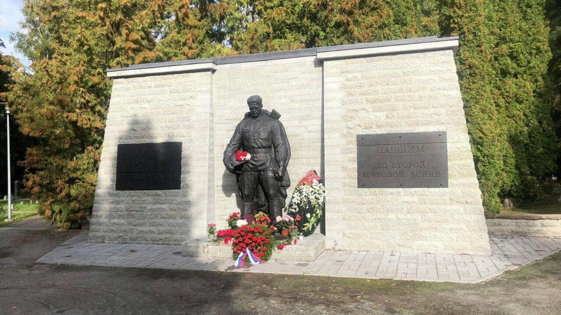 Памятник Воину-освободителю на военном кладбище в Таллине - Sputnik Литва, 1920, 24.11.2022
