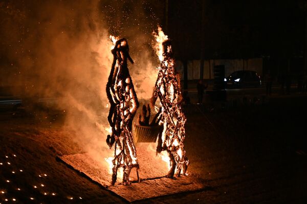 В финале представления традиционно были сожжены соломенные фигуры, символизирующие смену времен года. - Sputnik Литва