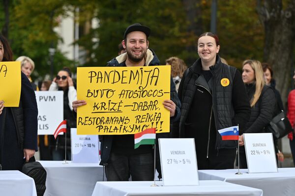 На фото: участник акции протеста держит плакат с надписью &quot;Пандемия была отпуском. Кризис — сейчас, ресторанам нужна поддержка!&quot;. - Sputnik Литва