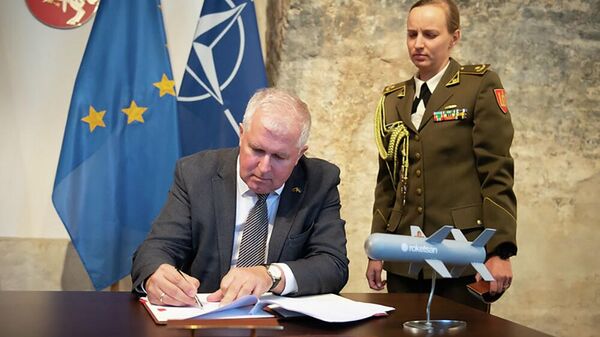 Министр обороны Литвы Арвидас Анушаускас во время подписания контракта на закупку дронов - Sputnik Литва
