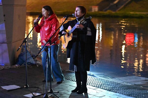 Концерт сменил уже ставшие популярными вечерние показы фильмов под мостом. - Sputnik Литва