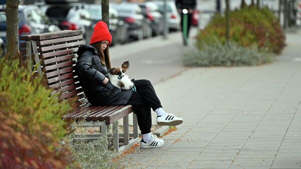 Девушка с собакой на улице в Вильнюсе - Sputnik Литва