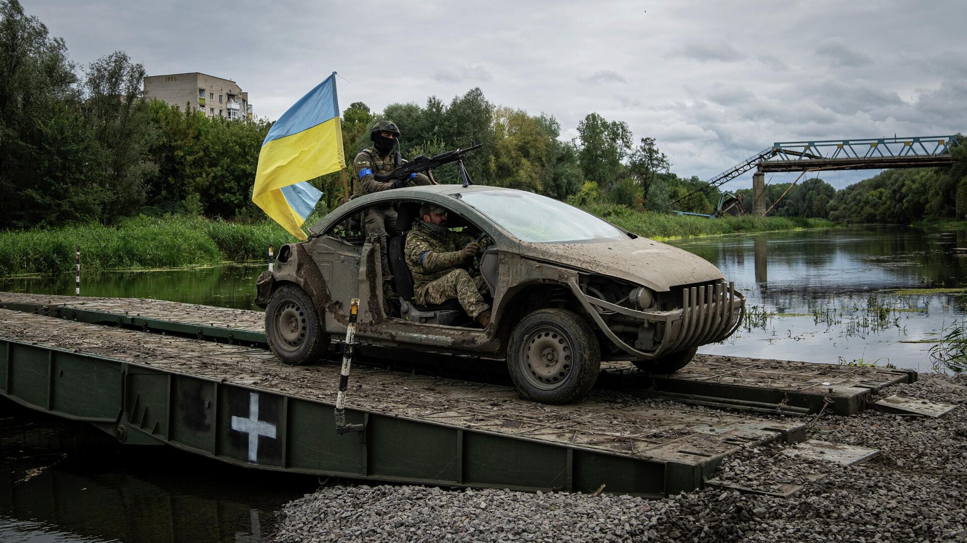 Военнослужащие украинских Вооруженных сил в машине с флагом Украины - Sputnik Литва, 1920, 19.10.2022