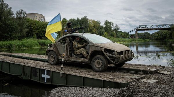 Военнослужащие украинских Вооруженных сил в машине с флагом Украины - Sputnik Литва