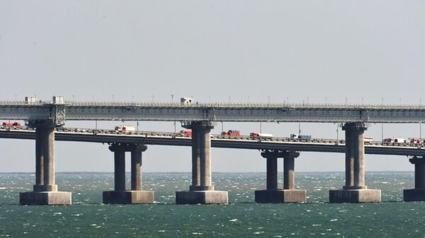 Крымский мост после подрыва на нем грузового автомобиля - Sputnik Литва