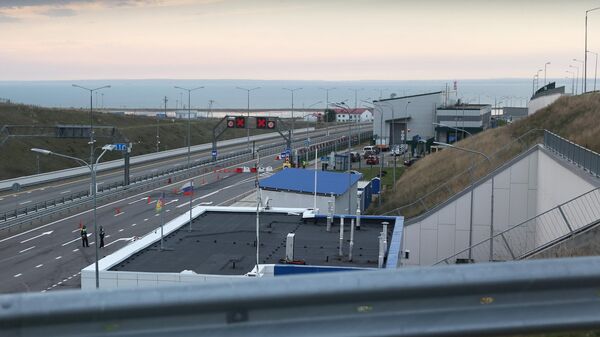 Крымский мост после подрыва на нем грузового автомобиля, движение возобновлено - Sputnik Литва