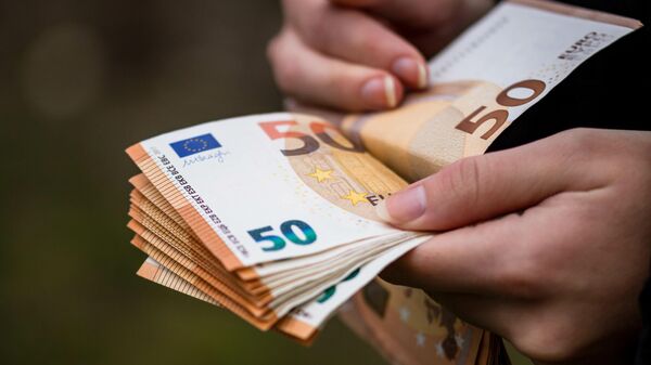 Банкноты евро в руках, архивное фото - Sputnik Литва