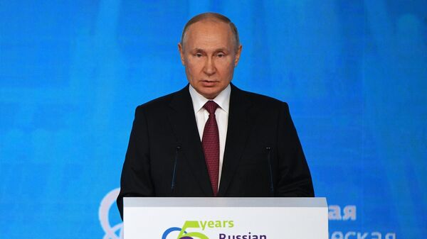 Президент России Владимир Путин на международном форуме Российская энергетическая неделя - Sputnik Литва