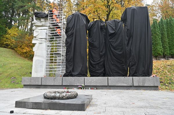 Этим летом власти Вильнюса приняли решение о сносе мемориала, сделать это планировалось до 1 ноября. - Sputnik Литва