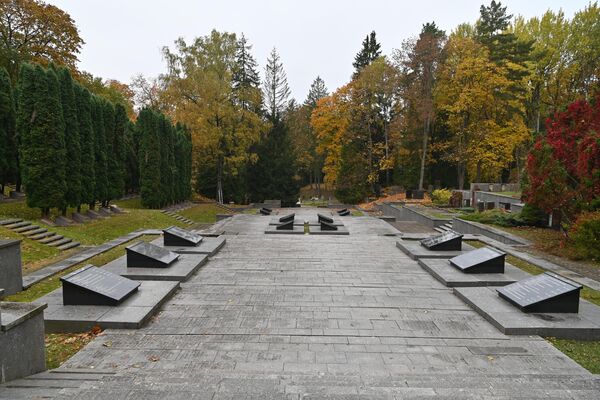 Мемориал на Антакальнисском кладбище был создан в 1951 году. Там захоронено более трех тысяч солдат Красной армии. В 1984 году на мемориале установили шесть стел, изображающих бойцов разных родов войск. - Sputnik Литва