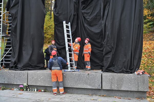 Снести памятник планировалось до 1 ноября, однако в планы вмешался Комитет по правам человека ООН. - Sputnik Литва