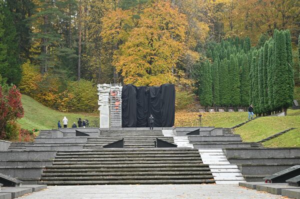В четверг на Антакальнисском кладбище скульптуры советских воинов накрыли черной тканью. - Sputnik Литва