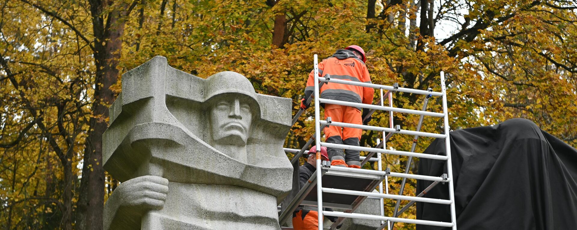 Рабочие закрывают черной тканью памятник советским воинам на Антакальнисском кладбище в Вильнюсе - Sputnik Литва, 1920, 23.11.2022