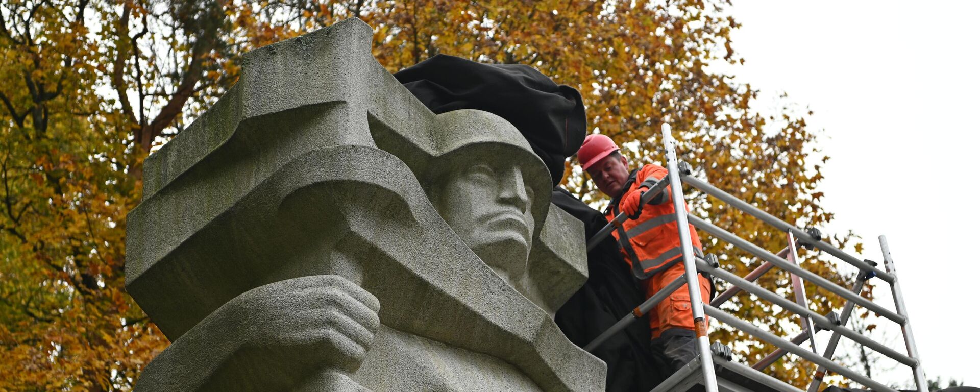 Рабочие закрывают черной тканью памятник советским воинам на Антакальнисском кладбище в Вильнюсе - Sputnik Литва, 1920, 24.02.2024