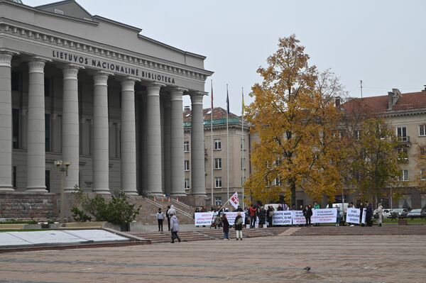 В четверг напротив здания Сейма прошла акция, организованная Ассоциацией муковисцидоза. - Sputnik Литва