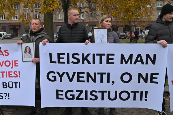 Надпись на плакате: &quot;Позвольте мне жить, а не существовать!&quot; - Sputnik Литва