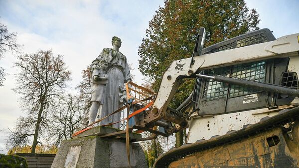 Демонтаж советского памятника в Паневежисе  - Sputnik Литва