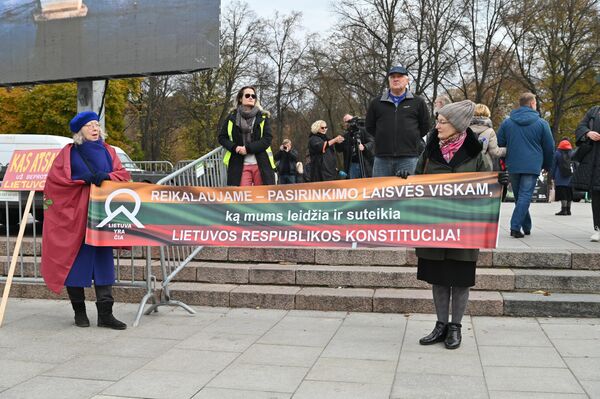 Митингующие с плакатом &quot;Мы требуем свободы выбора во всем, что позволяет и дает нам Конституция Литовской Республики!&quot; - Sputnik Литва