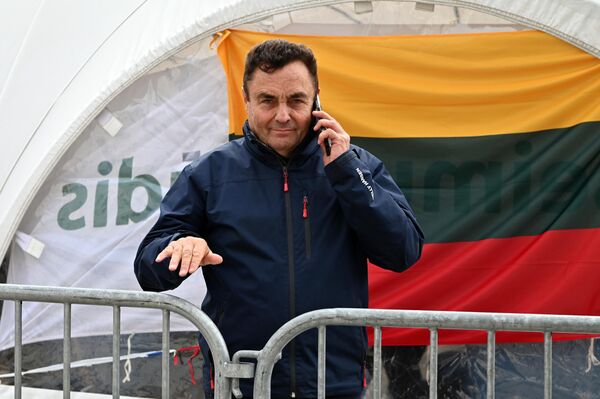Протестующих пришел поддержать депутат Сейма Литвы Пятрас Гражулис. - Sputnik Литва