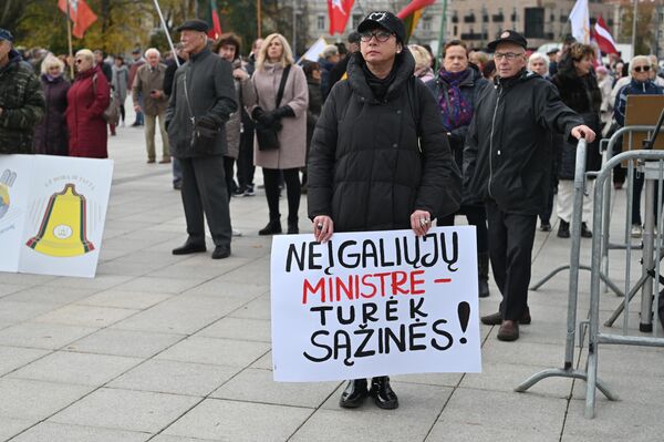 Митингующие с плакатом &quot;Министр инвалидов - имей совесть!&quot;. - Sputnik Литва