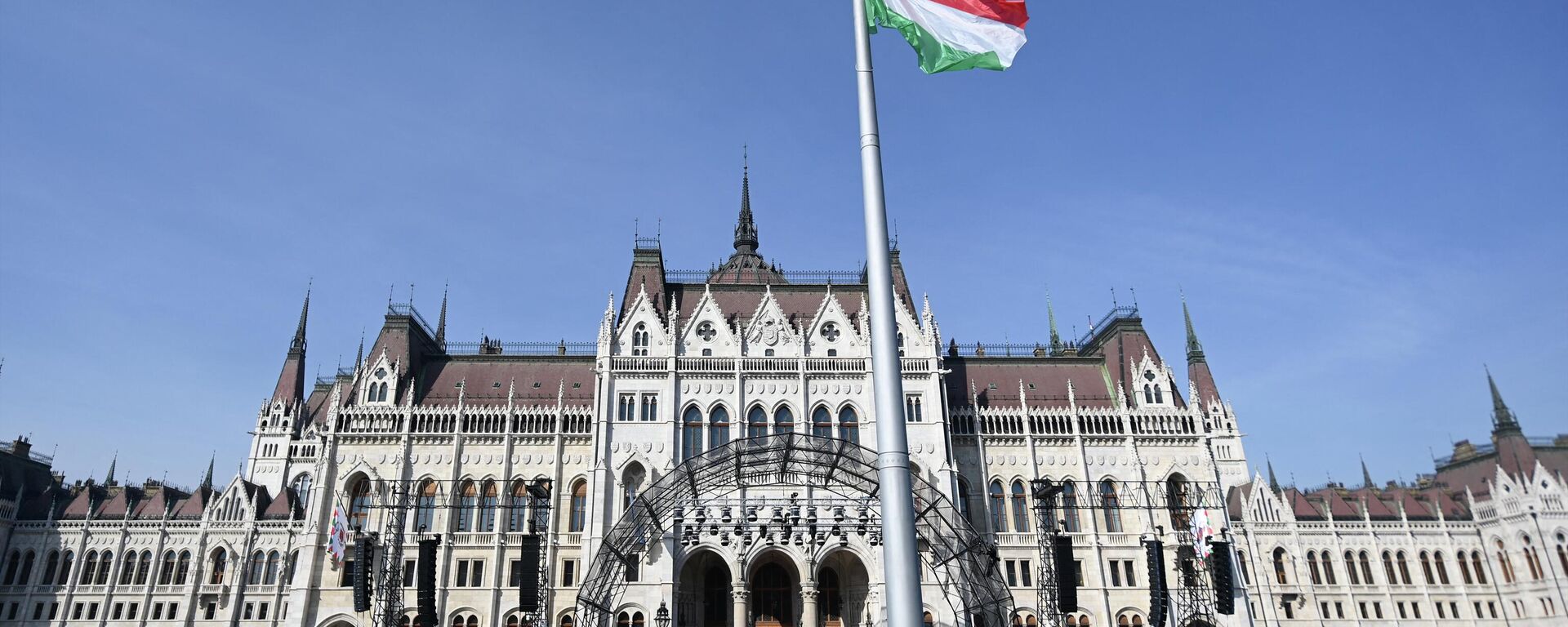 Флаг Венгрии перед зданием парламента Венгрии - Sputnik Литва, 1920, 08.12.2022