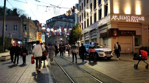 Сотрудники полиции дежурят неподалеку от места взрыва на улице Истикляль в Стамбуле - Sputnik Литва