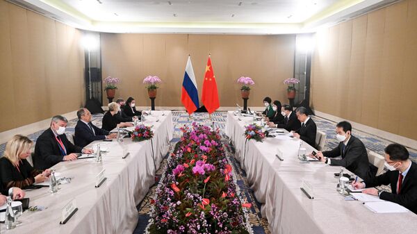Министр иностранных дел России Сергей Лавров во время встречи с министром иностранных дел КНР Ван И на полях саммита G20 на Бали - Sputnik Литва