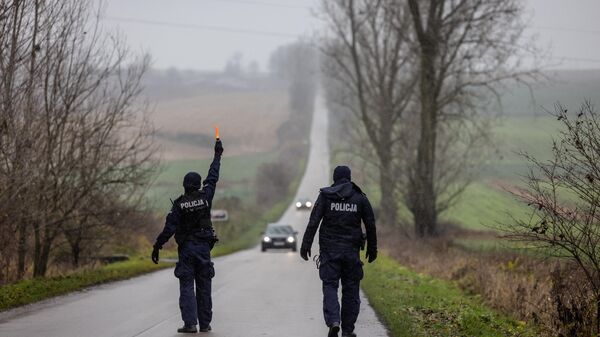 Польская полиция на въезде в деревню Пшеводув на границе с Украиной, где упала ракета - Sputnik Литва