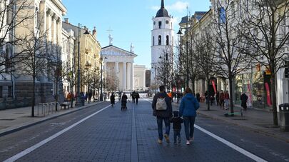 Жители Вильнюса прогуливаются по центральному проспекту Гедиминаса