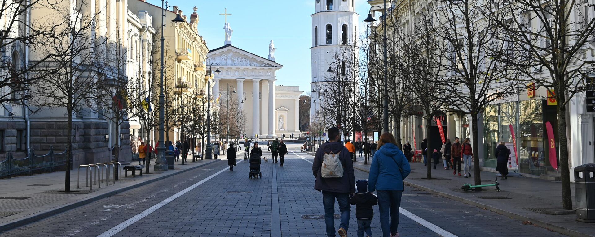 Жители Вильнюса прогуливаются по центральному проспекту Гедиминаса - Sputnik Литва, 1920, 23.04.2023