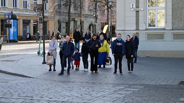 Жители Вильнюса в центре города   - Sputnik Литва