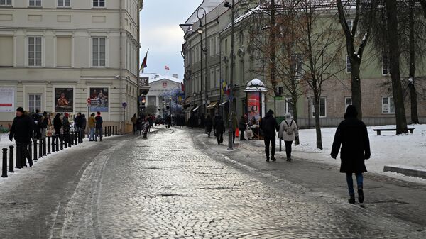 Жители Вильнюса гуляют по улицам Старого города - Sputnik Литва