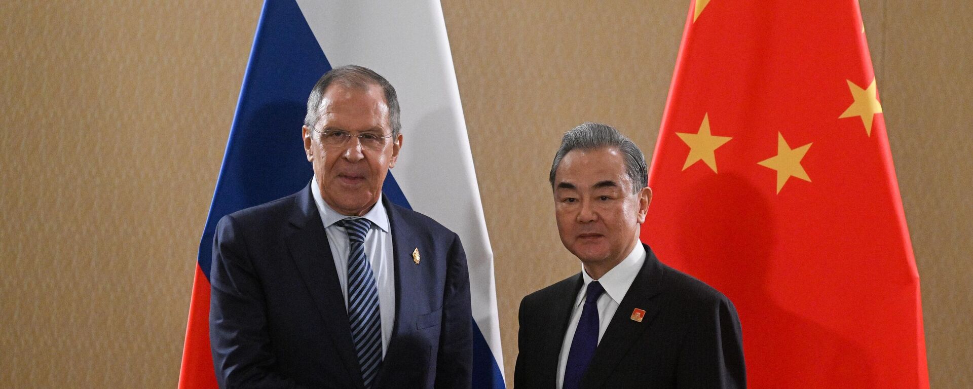 Министр иностранных дел России Сергей Лавров с министром иностранных дел КНР Ван И - Sputnik Литва, 1920, 29.04.2025