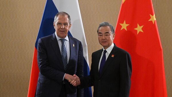 Министр иностранных дел России Сергей Лавров с министром иностранных дел КНР Ван И - Sputnik Литва