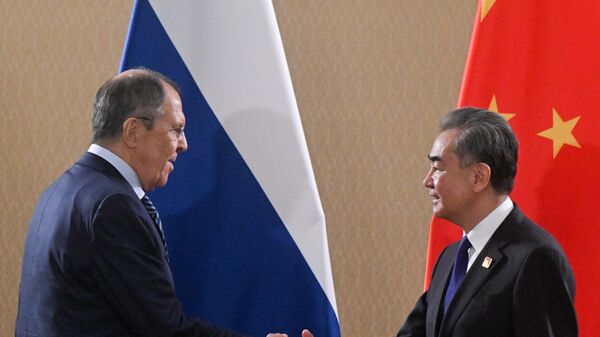 Министр иностранных дел России Сергей Лавров с министром иностранных дел КНР Ван И  - Sputnik Литва