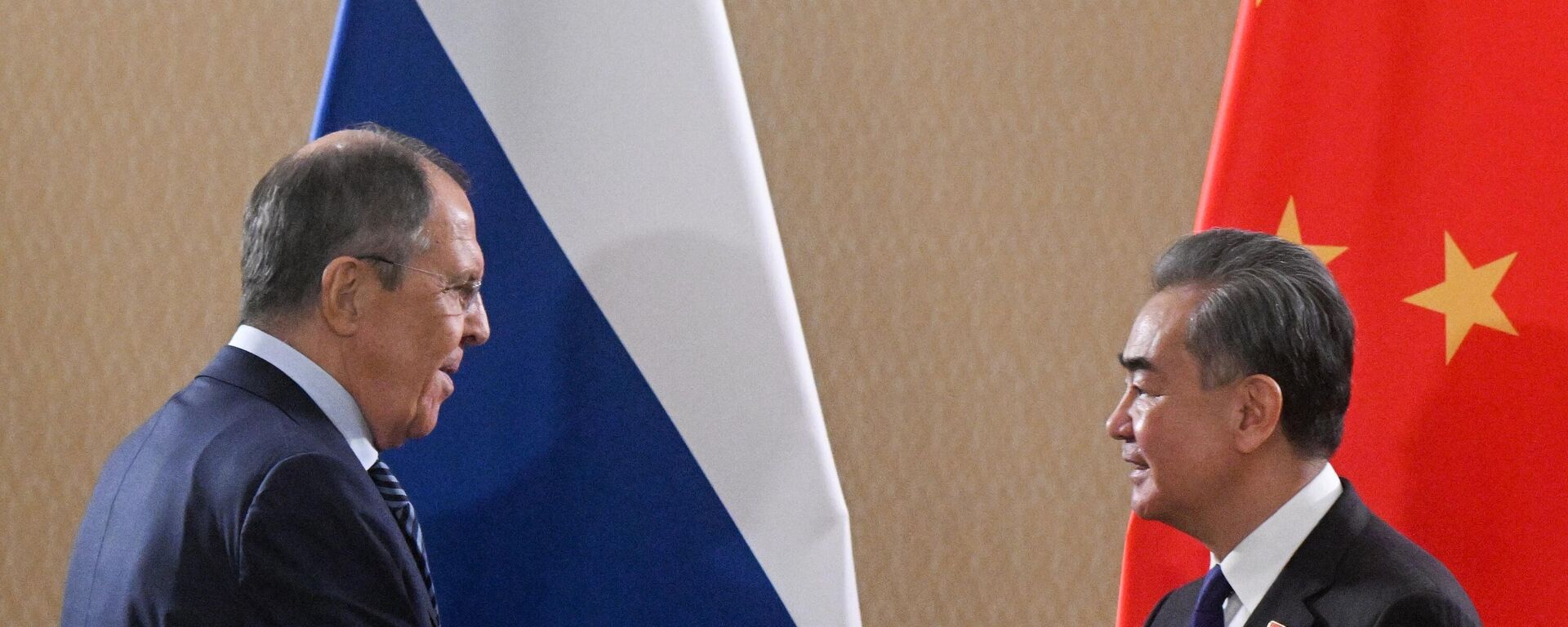 Министр иностранных дел России Сергей Лавров с министром иностранных дел КНР Ван И  - Sputnik Литва, 1920, 01.03.2026