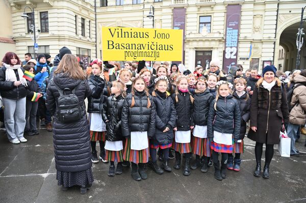 Коллективы учащихся вильнюсской гимназии имени Басанавичюса исполнили танцы на площади. - Sputnik Литва